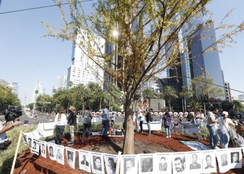Familias piden honrar a desaparecidos en glorieta de Paseo de la Reforma