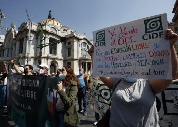 Estudiantes marchan contra “imposición” por parte del Gobierno en el CIDE
