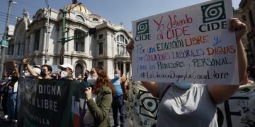 Estudiantes marchan contra “imposición” por parte del Gobierno en el CIDE
