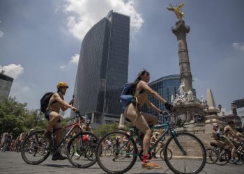Cientos de ciclistas ruedan desnudos en CDMX por seguridad vial
