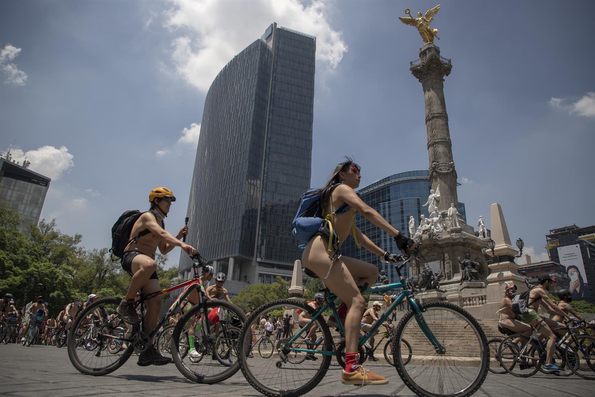 Cientos de ciclistas ruedan desnudos en CDMX por seguridad vial - Enfoque  Noticias