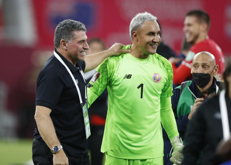 DOHA, 14/06/2022.- El seleccionador nacional de Costa Rica Luis Fernando Suárez (i) celebra con su portero Keylor Navas el triunfo ante Nueva Zelanda, tras el encuentro clasificatorio para el Mundial de fútbol de Catar 2022 disputado entre Costa Rica y Nueva Zelanda, este martes en el estadio Al Rayyan Stadium de Doha. EFE/ Alberto Estévez