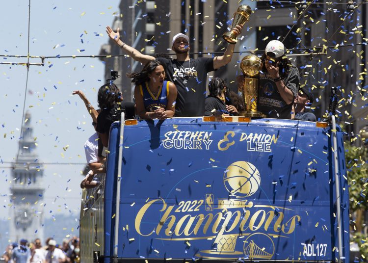 San Francisco (United States), 20/06/2022.- NBA Finals MVP Stephen Curry (2-L), acknowledges the cheers of the crowd, during a parade for the NBA Champion Golden State Warriors in San Francisco, California, USA, 20 June 2022. (Baloncesto, Estados Unidos) EFE/EPA/D. ROSS CAMERON SHUTTERSTOCK OUT