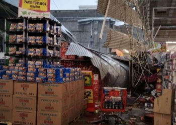 Fuerte granizada sorprende a capitalinos; cae techo de tienda de autoservicio