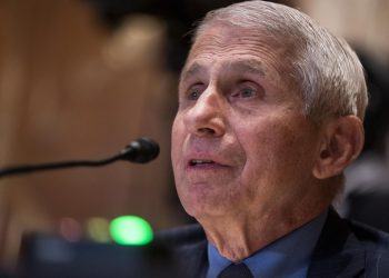 Anthony Fauci, epidemiólogo en jefe de EU, dio positivo a COVID-19