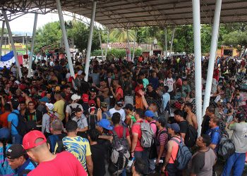 Caravana de 15 mil migrantes supera primer día buscando regularse en México
