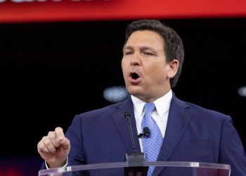 Gobernador de Florida promulga ley para reforzar la seguridad en las escuelas