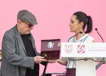 Sheinbaum entrega las llaves de la ciudad al cantautor cubano, Silvio Rodríguez