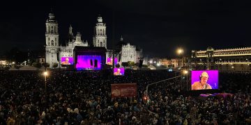 Silvio Rodríguez reúne a 100 mil personas en el Zócalo capitalino
