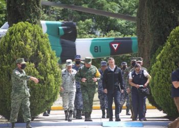 Gobernador de Oaxaca y Fuerzas Armadas se trasladan a Huatulco para coordinar distribución de apoyos