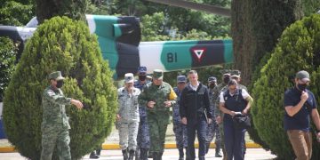 Gobernador de Oaxaca y Fuerzas Armadas se trasladan a Huatulco para coordinar distribución de apoyos
