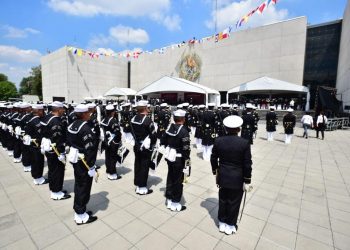 López Obrador encabezó la ceremonia por el Día de la Marina