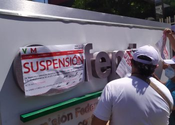 Por incurrir en medidas ilegales y arbitrarias, clausuran activistas instalaciones de COFEPRIS