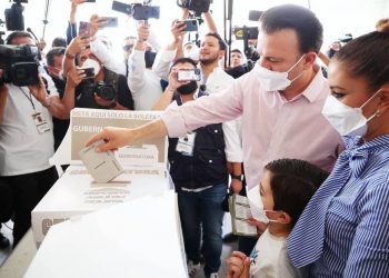 Candidatos a la gubernatura de Durango emiten su voto