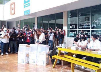 María Hermelinda Lezama emite su voto en Cancún