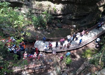 Cae puente colgante en Cuernavaca durante reinauguración de recorrido ribereño; hay varios heridos, entre ellos el Edil