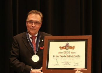 El científico mexicano Alejandro Madrigal es condecorado por Isabel II