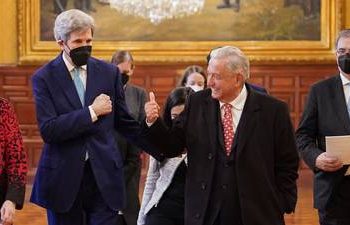 López Obrador hace compromisos ambientales y energéticos con John Kerry