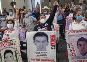 Padres de los normalistas de Ayotzinapa vandalizan instalaciones de la Marina 