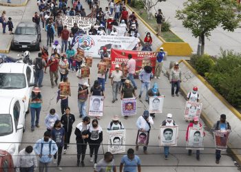 Familiares de los 43 normalistas de Ayotzinapa protestan por estancamiento en investigación