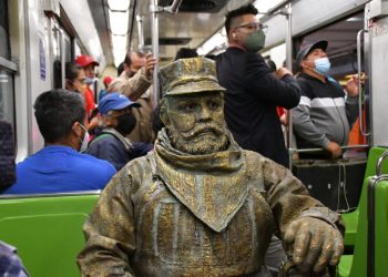 Una estatua viviente viaja en el Metro de la CDMX