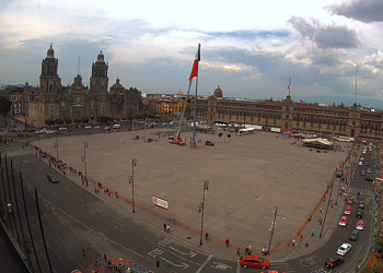 Bomberos al rescate de la bandera del Zócalo capitalino