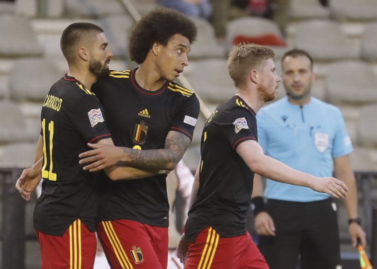 Brussels (Belgium), 06/06/2022.- Axel Witsel (C) of Belgium celebrates scoring the 1-1 equalizer during the UEFA Nations League soccer match between Belgium and Poland in Brussels, Belgium, 08 June 2022. (Bélgica, Polonia, Bruselas) EFE/EPA/STEPHANIE LECOCQ