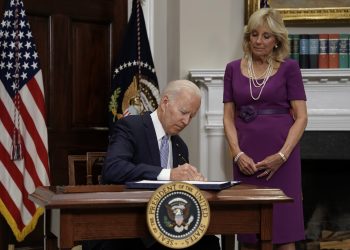 Nueva ley sobre armas salvará muchas vidas, asegura Biden