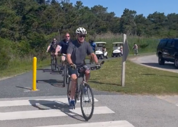Biden se cae de la bicicleta durante un paseo por la playa