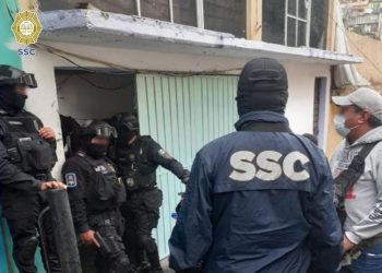 Catean narco-domicilio en la alcaldía Álvaro Obregón, hay una mujer detenida