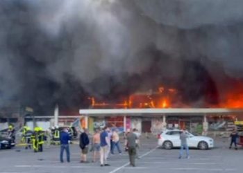 Aumenta a diez los muertos en ataque ruso contra centro comercial en Ucrania
