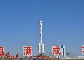 China lanza con éxito nueva nave tripulada hacia su estación espacial
