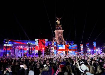 Rod Stewart y Elton John engalanan concierto por 70 años de reinado de Isabel II