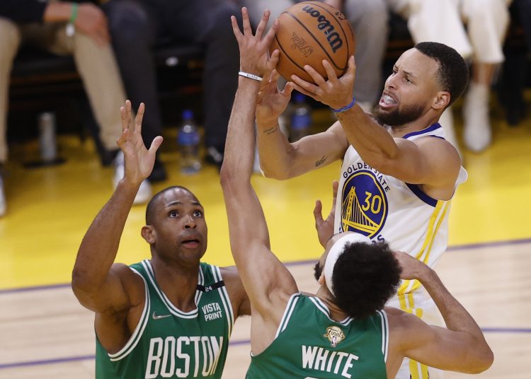San Francisco (United States), 05/06/2022.- Golden State Warriors guard Stephen Curry (R) shoots over defending Boston Celtics center Al Horford (L) and Boston Celtics guard Derrick White (C) during the second quarter of game two of the National Basketball Association (NBA) Finals series between the Golden State Warriors and the Boston Celtics at the Chase Center in San Francisco, California, USA, 05 June 2022. (Baloncesto, Estados Unidos) EFE/EPA/JOHN G. MABANGLO SHUTTERSTOCK OUT