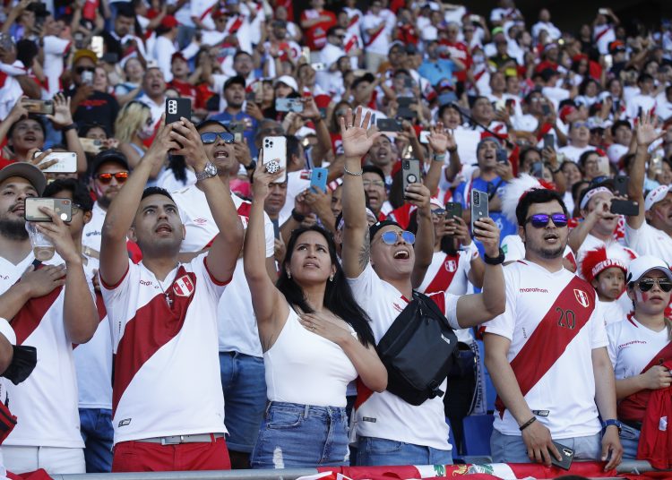 BARCELONA, 05/06/2022.- Seguidores de la selección peruana durante un partido internacional amistoso entre las selecciones de Perú y Nueva Zelanda disputado este domingo en el RCDE Stadium de Barcelona. EFE/ Toni Albir