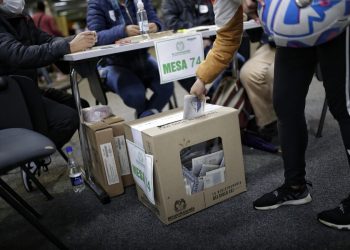 Cierran colegios electorales en Colombia en la segunda vuelta presidencial