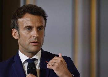 Alianza de Macron gana parlamentarias, pero pierde mayoría