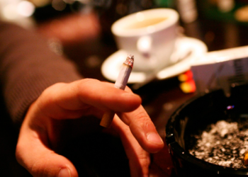 Prohibirán fumar en interiores de casi todos los establecimientos en 2023