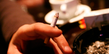 Prohibirán fumar en interiores de casi todos los establecimientos en 2023