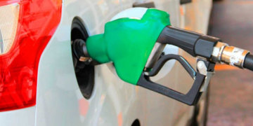 Ni un peso más: Sheinbaum y gasolineros pactan mantener el litro a menos de 24 pesos