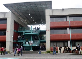 Colocan banderas rojinegras en los 26 plantes del Instituto de Educación Media Superior de la Ciudad de México