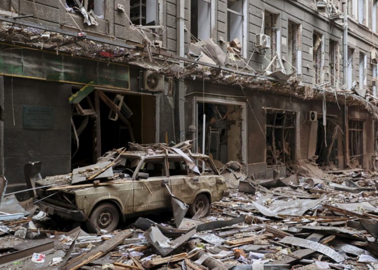 Kharkiv (Ukraine), 03/03/2022.- General view of damages after the shelling of buildings in downtown Kharkiv, Ukraine, 03 March 2022. Russian troops entered Ukraine on 24 February prompting the country's president to declare martial law. (Rusia, Ucrania) EFE/EPA/SERGEY KOZLOV