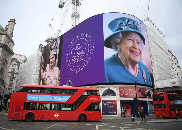 -FOTODELDÍA- Londres (Reino Unido), 06/02/2022.- Imagen de la reina Isabel ii de Inglaterra en una pantalla en Piccadilly Circus en Londo. La reina Isabel II del Reino Unido celebra hoy su Jubileo de Platino, cumple los 70 años desde que accedió al trono el 6 de febrero de 1952. EFE/NEIL HALL