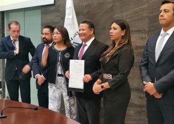 Julio Menchaca recibió constancia de mayoría en Hidalgo