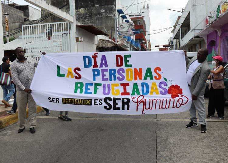 MEX6825. TAPACHULA (MÉXICO), 20/06/2022.- Grupos de migrantes centroamericanos marchan hoy, en calles de la ciudad de Tapachula, estado de Chiapas (México). Migrantes de diversos países marcharon en esta ciudad en el marco del día del refugiado para exigir que se termine con el racismo, la discriminación, la estigmatización, xenofobia, discurso de odio y la violencia. EFE/ Juan Manuel Blanco