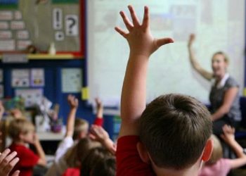 Niños que asisten a escuelas donde hay mayor ruido por el tráfico tienen desarrollo cognitivo más lento