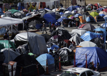 Tribunal Supremo de Estados Unidos autoriza a Biden suprimir el programa “Quédate en México”