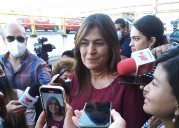 Nora Ruvalcaba emite su voto al inicio de la jornada electoral en Aguascalientes