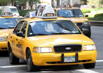 Taxista se sube a la banqueta y atropella a peatones en Nueva York