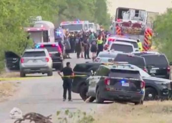 Reconocen a dos mexicanos entre los hospitalizados encontrados en tráiler en Texas: Ebrard